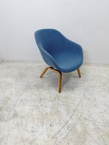HAY AAL83 loungefauteuil stof blauw 4-poot gebruikt design, Vergader- of Presentatieruimte, Ophalen of Verzenden, Gebruikt, Stoel