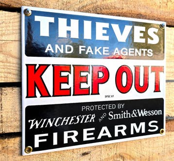 Keep out sign protected with firearms emaille bord, Verzamelen, Verzenden, Nieuw
