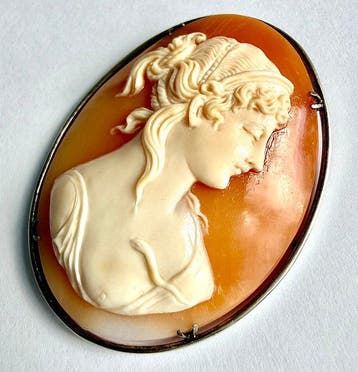 Cameo Cleopatra met de asp, Art Deco handgesneden camee van