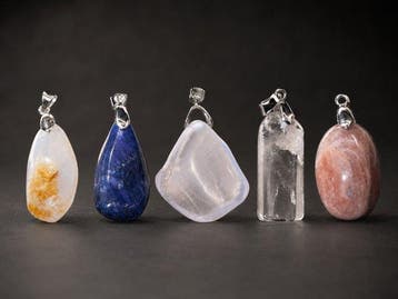 ***GEEN RESERVE*** Set van 5 Vrije-vorm Edelstenen Hangers |