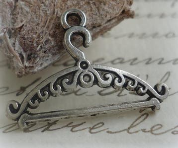 6 x Tibetaans zilveren kleding hanger, kapstok  24x18mm, Ophalen of Verzenden, Nieuw, Bedel