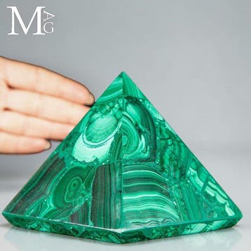Natuurlijke malachietpiramide - Verfijnde mozaïektechniek -