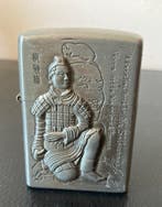 Briquet à essence Star II - a kneeling Archer Qin Shikuangs, Verzamelen, Nieuw
