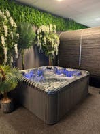 Jacuzzi / spa 200x200 – plug & play 220V – 5 pers. – 50 jets, Ophalen, Zo goed als nieuw, Pomp, Vast