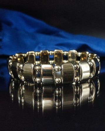 Prachtige gouden hematiet armband in een fluweren