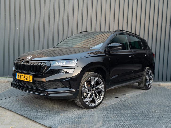 Zakelijke Lease |  Škoda Karoq 1.5 TSI ACT Sportline Busines, Auto's, Skoda, Dealer onderhouden, Lease, Zwart, Automaat, SUV of Terreinwagen