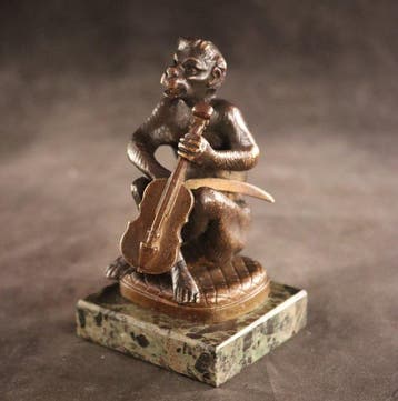 Antiek bronzen beeldje - sculptuur, Muziek makende aap -