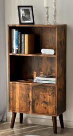 Retro Boekenkast met Deuren en Houten Poten – 3 Niveaus, Huis en Inrichting, Keuken | Keukenelementen, Verzenden, Nieuw