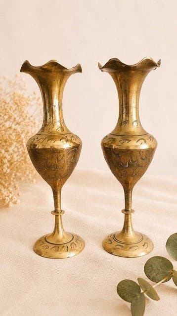 Paire de vases en laiton ciselé et gravé à décor