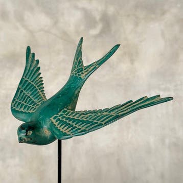 sculptuur, NO RESERVE PRICE - Swallow Fly Down on Stand - 25