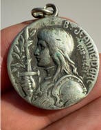 Curieus en strijdlustige devotionele medaille van Giovanna