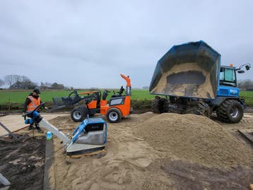 Relly of Knikmops mini shovel te huur