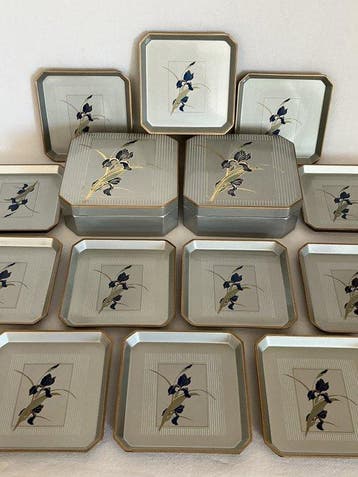 set onderzetters versierd met elegante blauwe Irissen &