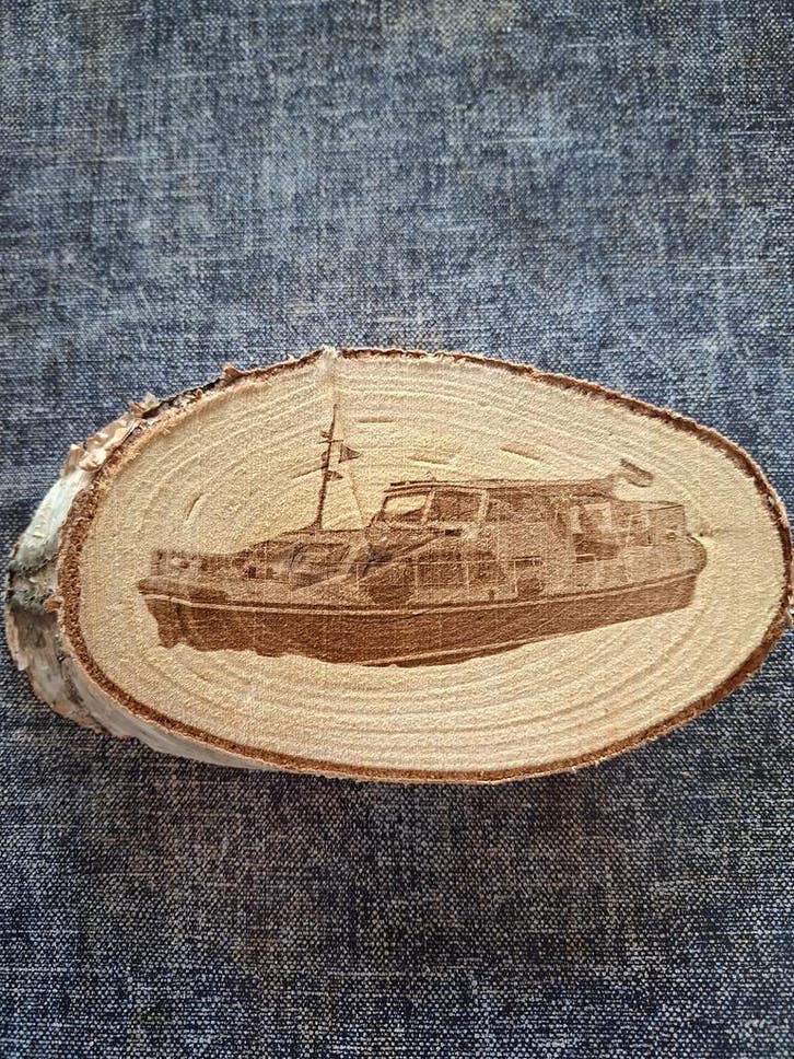 Lasergravure op houtschijf met eigen foto, Antiek en Kunst, Kunst | Etsen en Gravures, Verzenden
