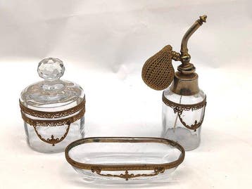 Antiek Toiletset (3) - Set met 2 flesjes en 1 schotel voor
