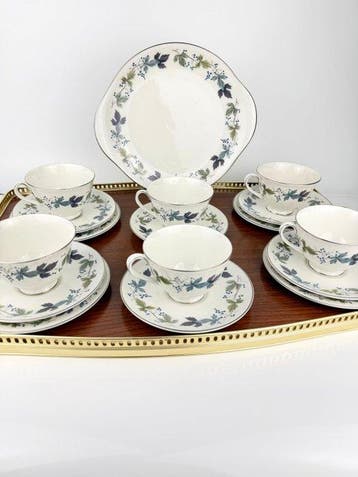 Royal Doulton - Theeservies (17) - Porselein - Burgundy /