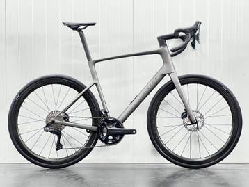 Scott Addict 20 ‘tungsten grey’ Di2 XL VAN €4999 VOOR €3999!, Fietsen en Brommers, Fietsen | Racefietsen, Overige merken, 28 inch