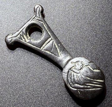 Middeleeuwen, kruisvaardersperiode Brons Hanger met een
