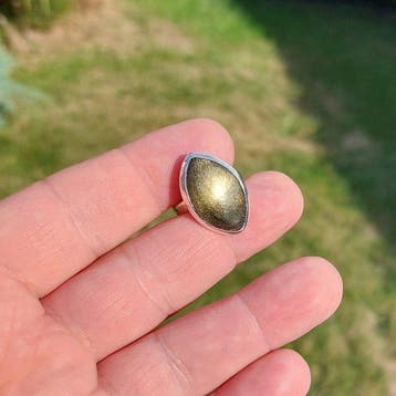 Ring van gouden obsidiaan. Hoge kwaliteit. Bevestiging op