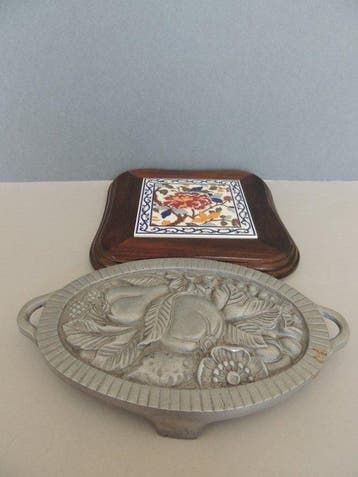 Schotel - Twee prachtige oude onderborden van faience uit