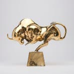sculptuur, Bronze Sculpture of a Striking Bull - with base -