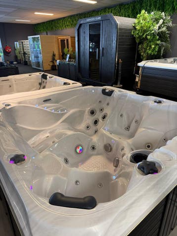 PASSION SOLANGE – High-end spa/jacuzzi 5 persoons, Ophalen, Zo goed als nieuw, Pomp, Vast