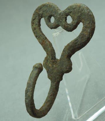 17th century Bronze Wall Hook with Openwork Heart Motif - 57, Antiek en Kunst