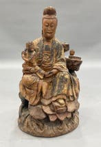 Oud Chinees Guanyin-beeld, uit hout gesneden met kind, 19e