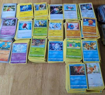 Pokémon - 2500 Bulk kaarten - Various sets, Hobby en Vrije tijd, Verzamelkaartspellen | Pokémon, Nieuw