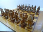 Jeu déchecs en bois sculpté des années 1960 origine