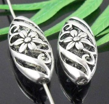 2 x Metalen Bali style kralen ovaal met bloem 23 x 10 x 7..., Ophalen of Verzenden, Nieuw, Kraal