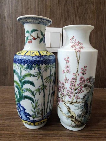 Vaas - Porselein - China - 2 elegante poëzievazen à 20, Antiek en Kunst