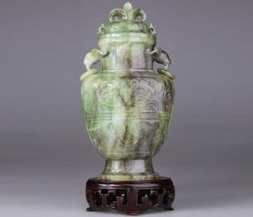 Vaas met Chinees beeldhouwwerk - Ram - archaïsche stijl -