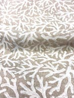 Elegante en delicate stof met een maritiem koraalmotief in