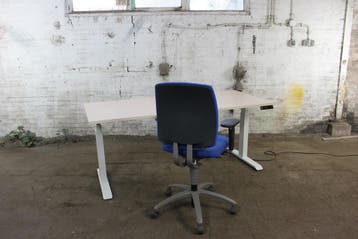 Elektrisch zit-sta bureau 180x80 USB wit frame licht, Zit-sta bureau, Gebruikt, Verzenden, Overige merken