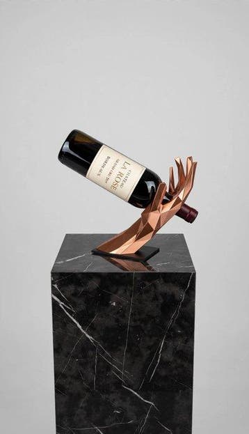 Tomas Orentas 1984 - sculptuur, Geometric Gold Hand Wine