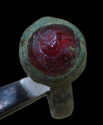 Laat-Romeins / Vroeg-Byzantijns Bronzen ring met een later