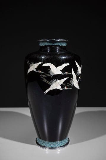 Vaas - Cloisonné - Een fijne cloisonné vaas met vliegende