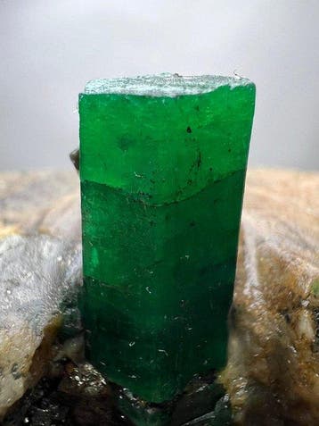 Uitzonderlijke, topgroene smaragd Kristal op matrix -