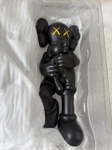 Kaws (1974) - KAWS: HOLIDAY SINGAPORE, Antiek en Kunst