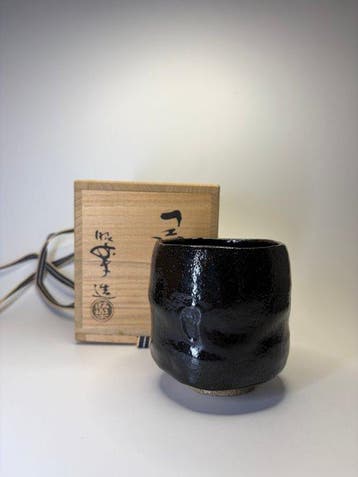 Japanse Kuro Raku Tsutsu Chawan door Sasaki Shraku –