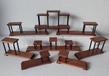 Standaard - 8 kleine houten displays , stands