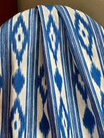Dubbele breedte, stof met een etnische ikat-print in blauw., Antiek en Kunst