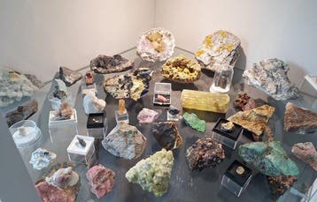 Mineralencollectie - Hoogte: 13 cm - Breedte: 0.5 cm- 7.4 kg