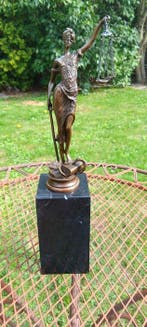 sculptuur, sculptuur lady Justitia. - 33 cm - brons marmer, Antiek en Kunst