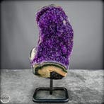 Gloeiende amethist op metalen standaard – elegantie in