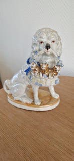 Beeldje - Staffordshire hond met mand en puppies - Porselein