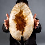 Grote citrienkristalkwarts-geode-ei op houten en ijzeren