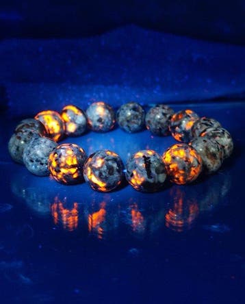 Prachtige natuurlijke Yooperlite-armband in geschenkdoos., Verzamelen, Mineralen en Fossielen