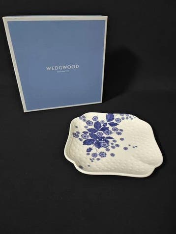 Wedgwood - Bord - Strawberry Bloom Square Dish -, Antiek en Kunst